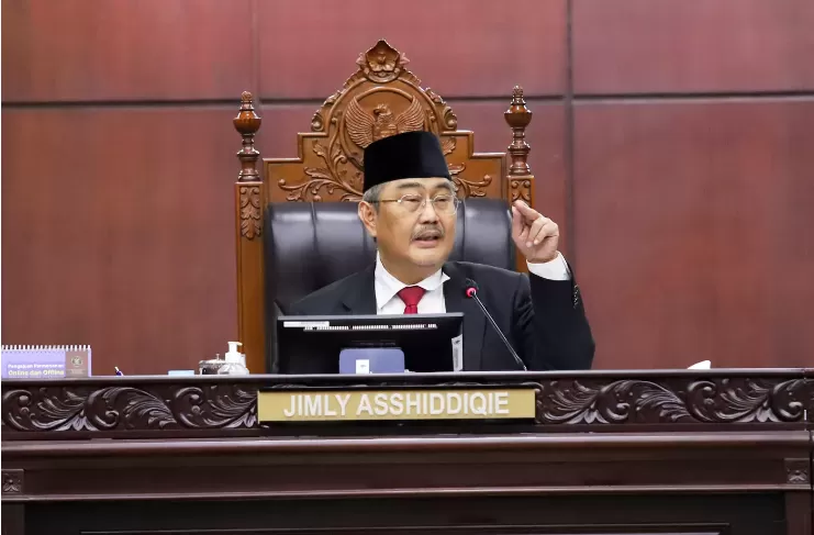 Profil Jimly Asshiddiqie yang dilantik Presiden Prabowo sebagai ketua Komisi Percepatan Reformasi Polri.