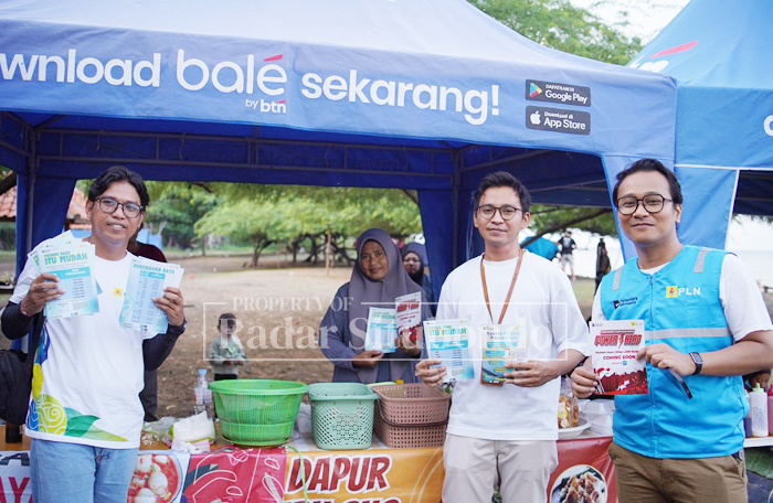 SEBAR BROSUR: PLN UP3 Situbondo melakukan sosialisasi kepada pengunjung wisata Beach Forest di Desa Klatakan, Kecamatan Kendit Situbondo, Sabtu (8/11).
