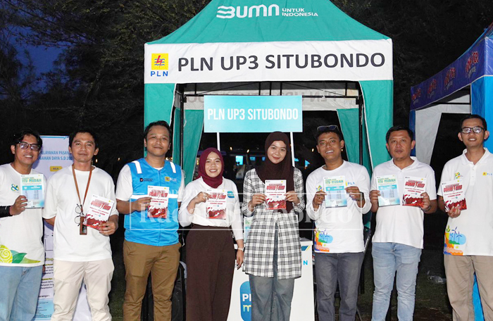 SEBAR BROSUR: PLN UP3 Situbondo melakukan sosialisasi kepada pengunjung wisata Beach Forest di Desa Klatakan, Kecamatan Kendit Situbondo, Sabtu (8/11).
