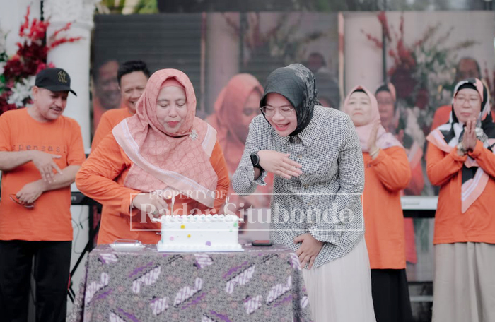 TIUP LILIN: Plt. Kepala SMPN 1 Situbondo, Sri Rahaju Supandi, M.Pd, Ketua TP PKK Kabupaten Situbondo, Husnatul Laily Yusuf Rio Wahyu Prayogo, hadiri syukuran Dies Natalis ke-77 SMPN 1 Situbondo.