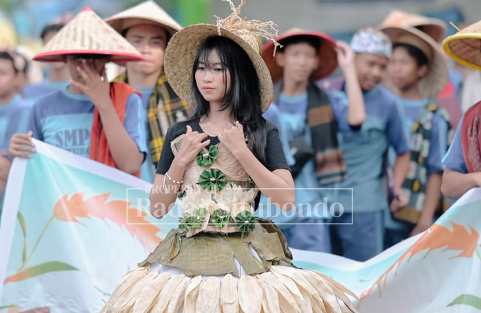 TAMPIL MEMUKAU  : Siswa-siswi mengikuti jalan sehat bermaskot dalam rangka Dies Natalis Ke-77 SMPN 1 Situbondo.
