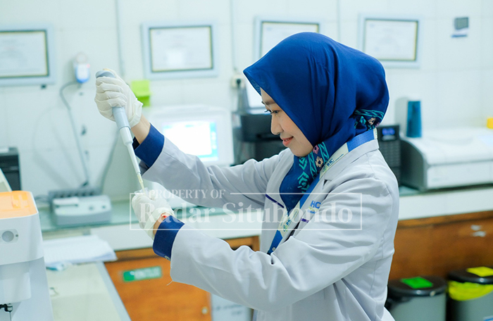 BANK DARAH: Petugas laboratorium mengecek ketersedian darah di pengelolaan Laboratorium IHC RS Elizabeth, Selasa (11/11).