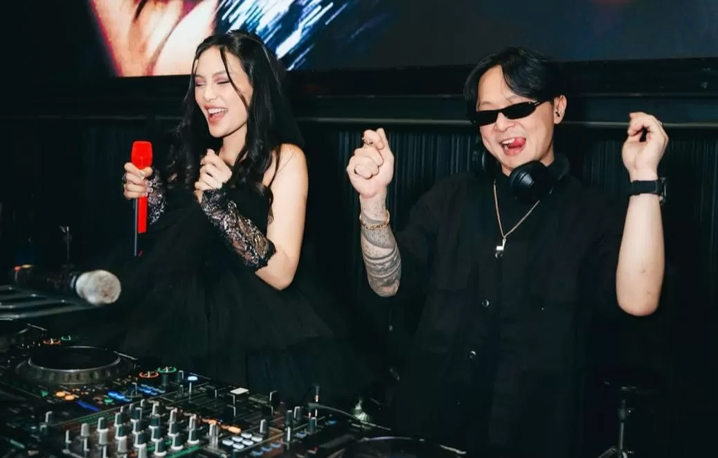 DJ Bravy batal menikah dengan Erika Carlina karena ketahuan chat kangen ke wanita lain.