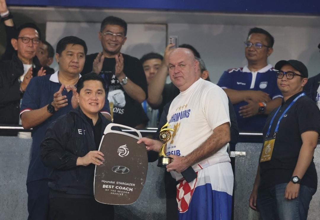 Bojan Hodak saat mendapat prestasi pelatih terbaik/ ig @bojanhodakluka