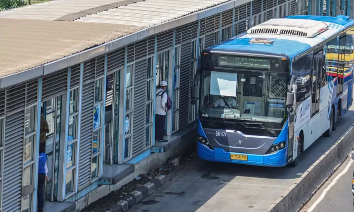 TransJakarta kini bisa dibayar kredit.