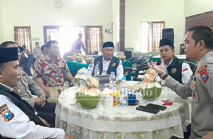 NGOBROL SANTAI: Kapolres Situbondo AKBP Rezi Dharmawan diskusi bersama anggota Pokdar Kamtibmas Bhayangkara Polres Situbondo, di Hotel Sidomuncul 2, Kamis (13/11).
