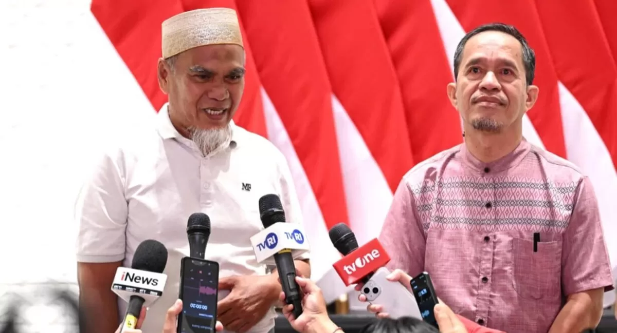 Raut lega dan haru terpancar dari Abdul Muis dan Rasnal, setelah menerima langsung surat rehabilitasi yang diberikan oleh Presiden Republik Indonesia Prabowo Subianto.