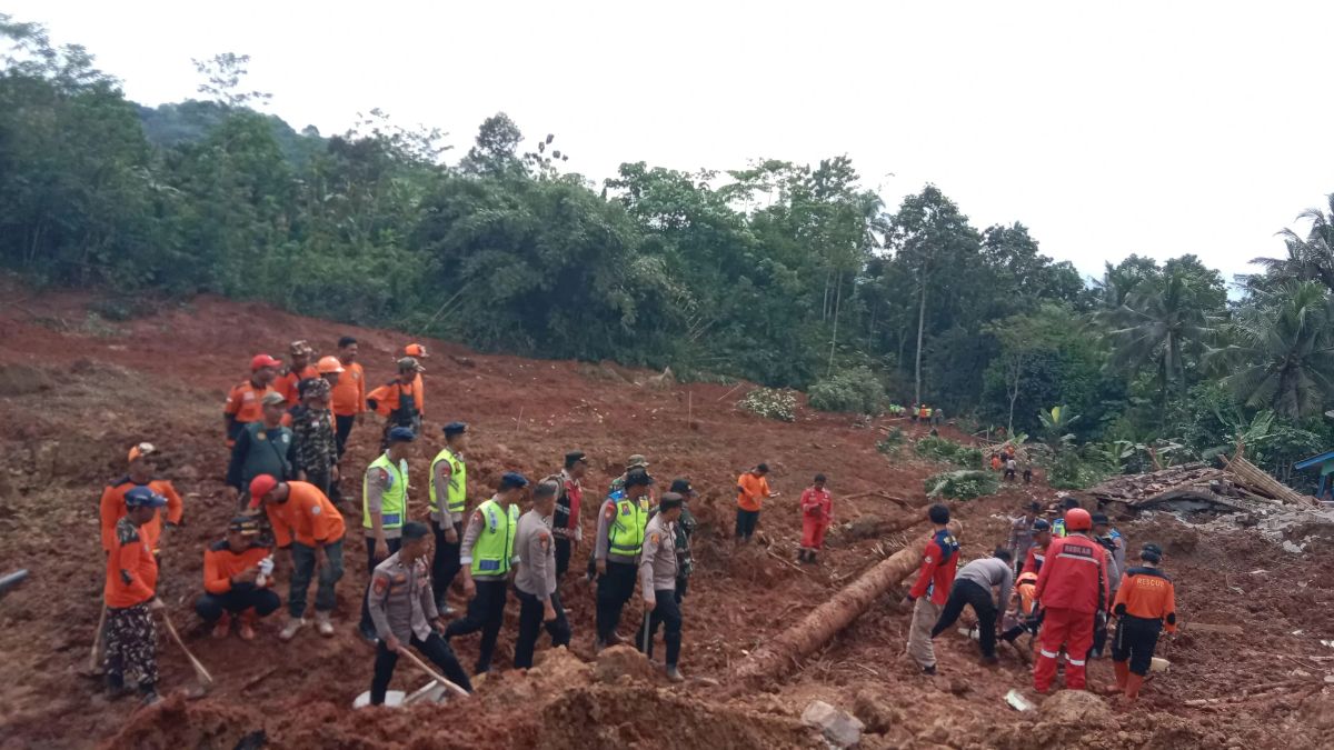 Tim gabungan melakukan operasi pencarian dan pencarian dalam bencana tanah longsor yang terjadi di Kecamatan Majenang, Kabupaten Cilacap, Jateng pada Jumat (14/11).