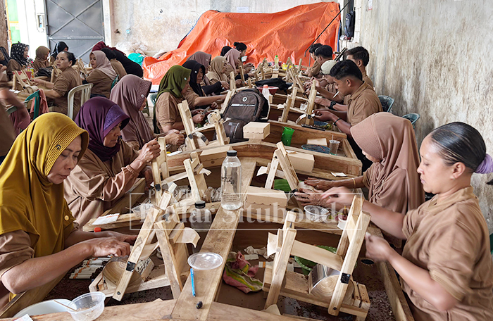 TINGKATKAN SKILL: Sejumlah warga Desa Telogosari, Kecamatan Sumbermalang mengikuti pelatihan linting rokok, digelar oleh Diskoperindag Situbondo, Jumat (10/10).