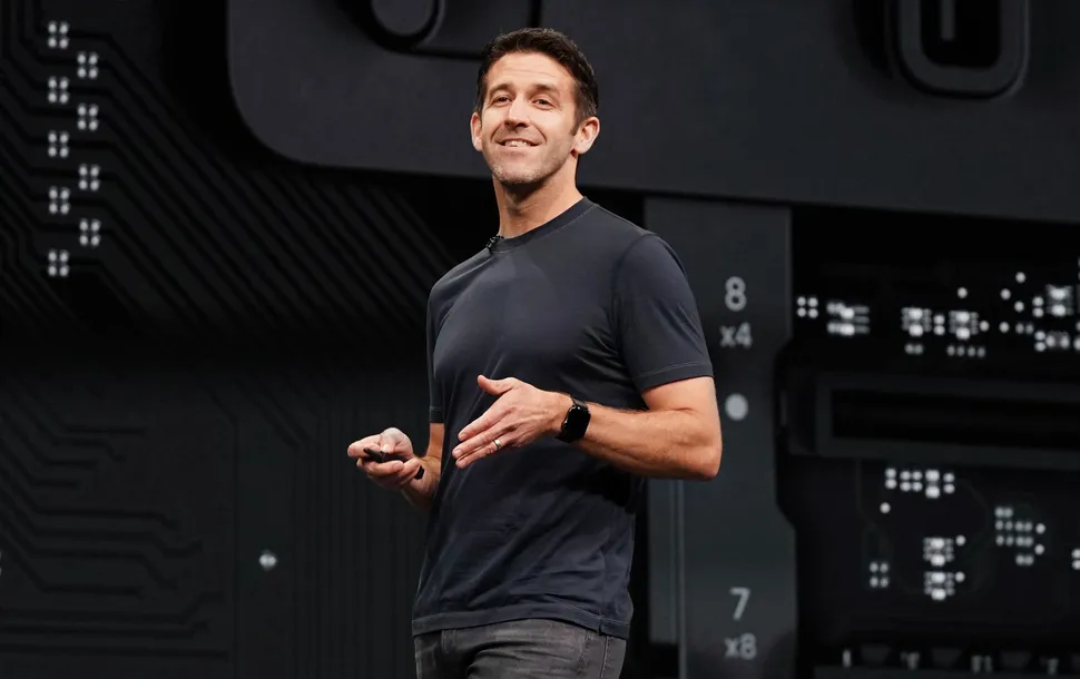 John Ternus dikabarkan akan mengganti Cook sebagai CEO Apple.
