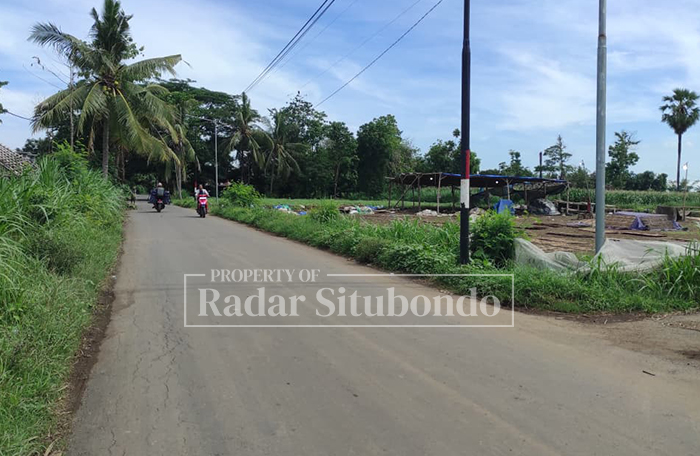 TANPA HAMBATAN: Para petani berlalu lalang melintasi jalan yang sudah diperbaiki oleh pemkab Situbondo melalu Dana DBCHT, Selasa (18/11).