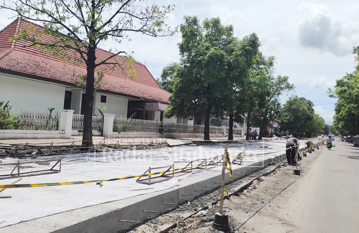 Ada beberapa lokasi kegiatan perbaikan jalan yang didanai oleh DBHCHT. Salah satunya, Jalan Sudirman &ndash;Kandang Kecamatan Situbondo (R.4195) sepanjang 412 meter dengan konstruksi rigid beton.