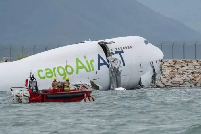Pesawat kargo Emirates tergelincir dan terjatuh ke laut di Bandara Internasional Hong Kong (20/11)