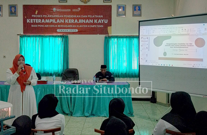 PERKUAT SKILL: Peserta mengikuti pelatihan keterampilan kayu yang digelar Disnaker Situbondo di UPT BLK Situbondo Sejak 7 November hingga 6 Desember.