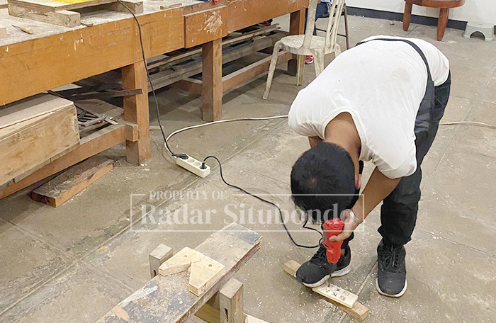 PERKUAT SKILL: Peserta mengikuti pelatihan keterampilan kayu yang digelar Disnaker Situbondo di UPT BLK Situbondo Sejak 7 November hingga 6 Desember.