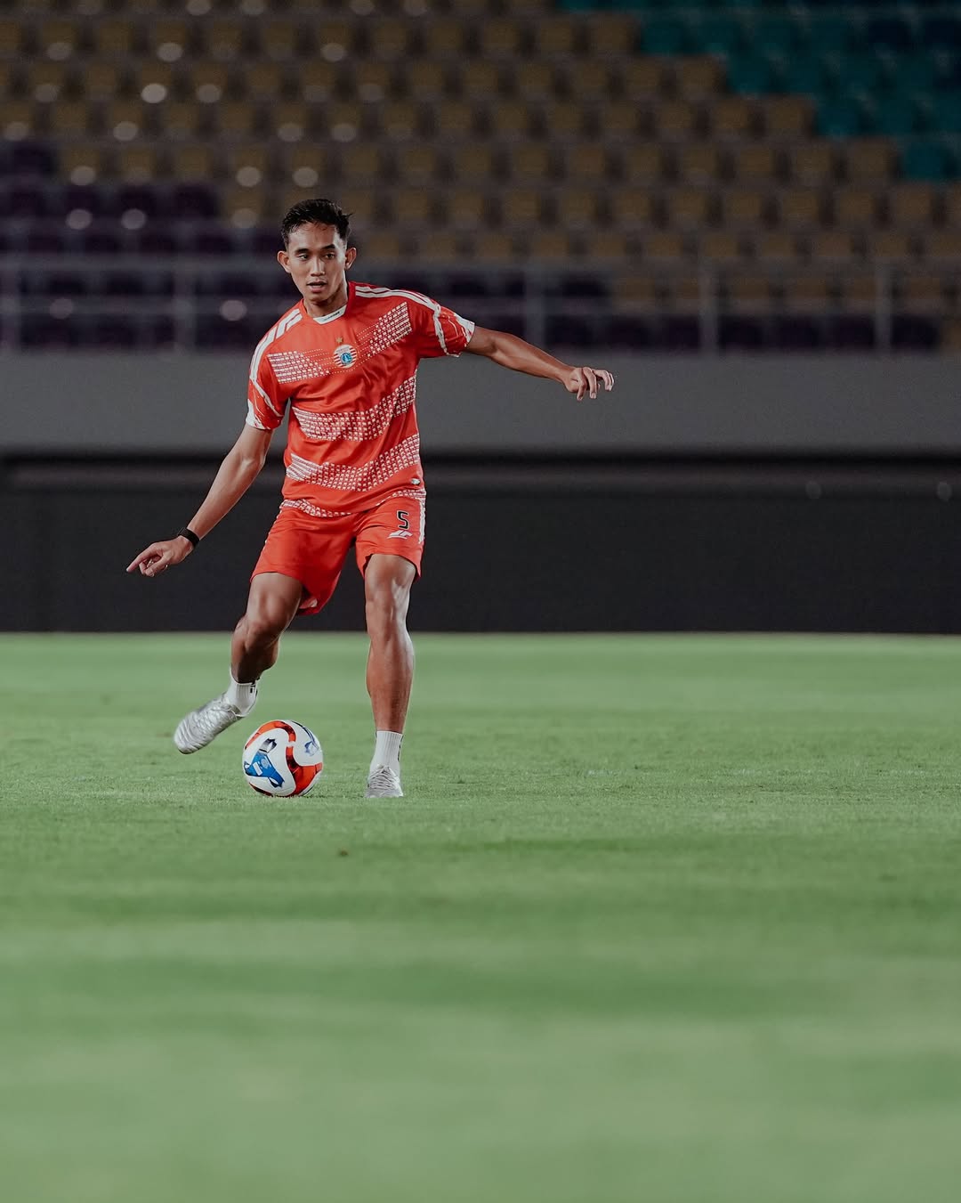 Sesi latihan Persija jelang laga menghadapi Persik Kediri dalam pekan ke-13 BRI Super League 2025/26.