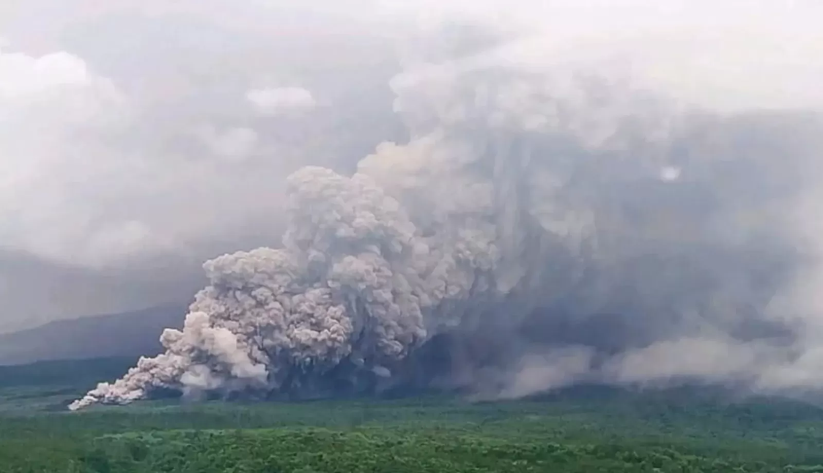 Awan panas akibat erupsi Gunung Semeru (19/11).