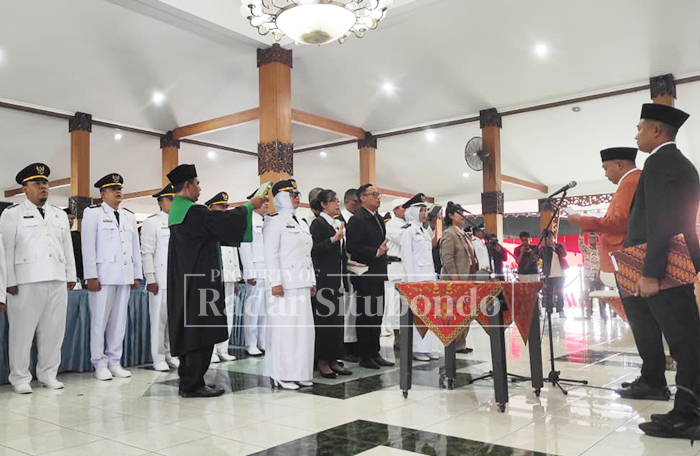 DILANTIK:  Bupati Situbondo resmi melantik para pejabat yang di rotasi, diPendapa Rakyat Situbondo, jumat (21/11).
