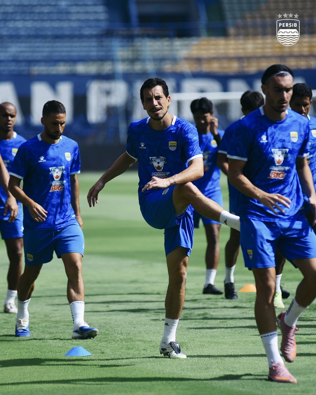Sesi latihan Persib jelang laga menghadapi Dewa United dalam pekan 13 BRI Super League 2025/26.