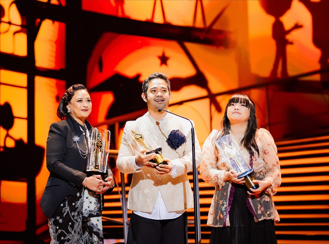 Ryan Adriandhy bersama produser Anggia Kharisma menerima Piala Citra FFI 2025 untuk Film Animasi Panjang Terbaik.