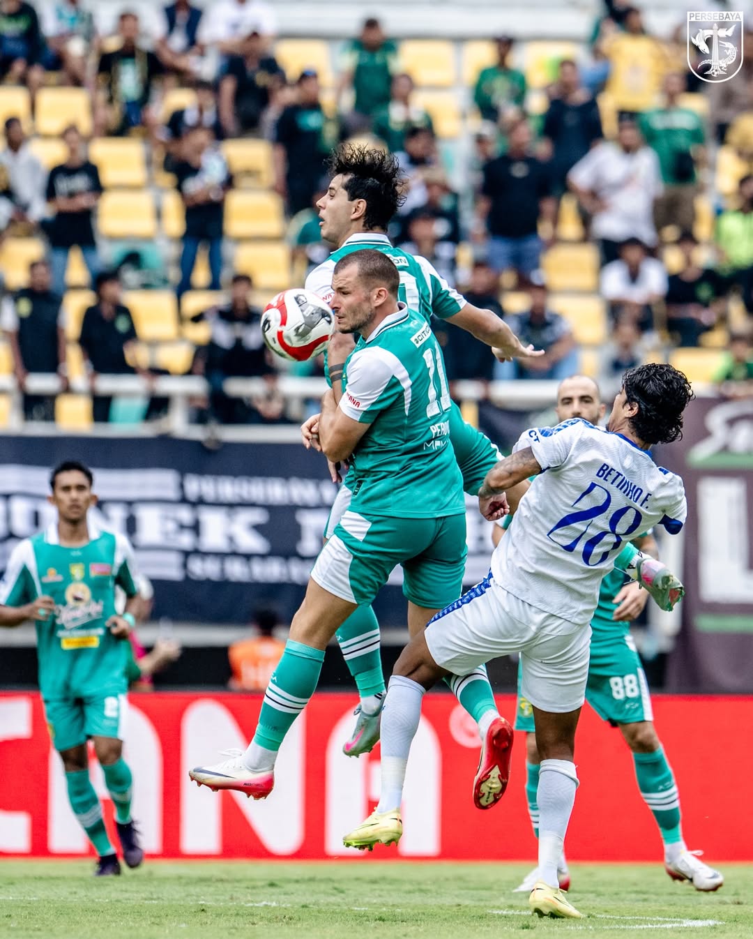 Persebaya berhasil menahan imbang Arema dalam pekan ke-13 BRI Super League 2025/2026.