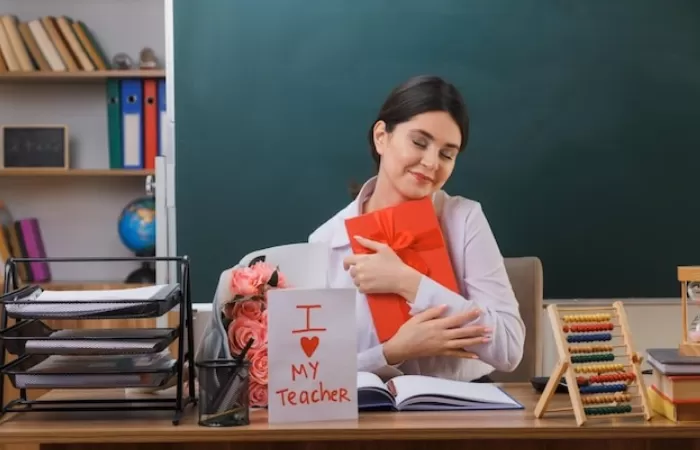Ide kado yang cocok diberikan kepada Wali Kelas saat Hari Guru Nasional 2025.