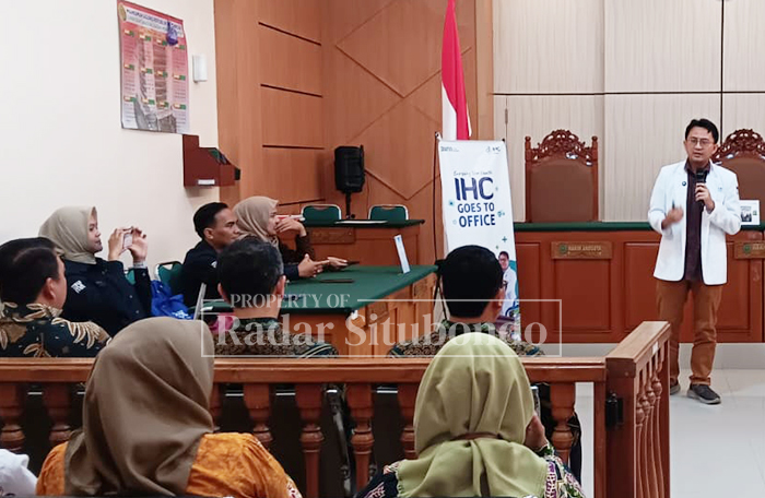 SOSIALISASI PENYAKIT: Salah satu dokter IHC RS Elizabeth memberi pemaparan penyakit menular di ruang pegawai Pengadilan Negeri (PN) Situbondo, belum lama ini.