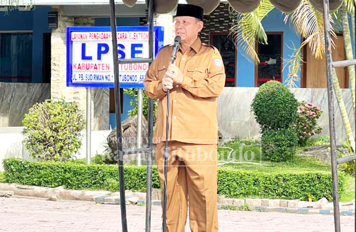 BERPAMITAN: Sekda Situbondo, Wawan Setiawan memimpin apel di lapangan belakang Kantor Sekretariat Pemkab Situbondo, Senin (24/11).