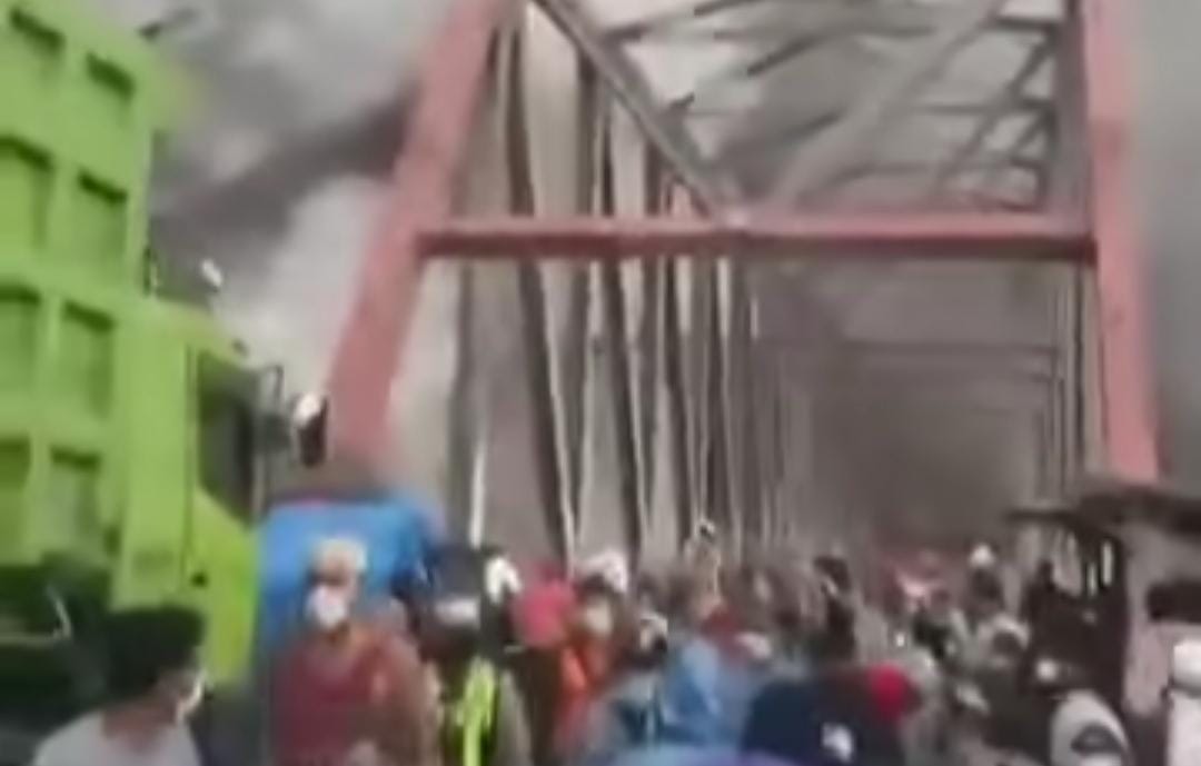 Warga berkerumun melihat sekunder erupsi/ doc X