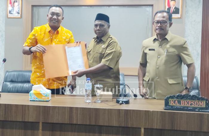 PENABAT SEKDA: Bupati Situbondo Yusuf Rio Wahyu Prayogo menunjuk Fathor Rakhman sebagai pengganti Wawan Setiawan di Lantai II Pemkab Situbondo, Selasa (25/11).