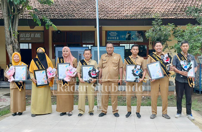 HARI GURU NASIONAL : Kepala Sekolah SMKN 1 Kendit memberikan penghargaan kepada guru dan tenaga administrasi di halaman sekolah, Selasa (25/11).