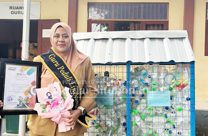 HARI GURU NASIONAL : Kepala Sekolah SMKN 1 Kendit memberikan penghargaan kepada guru dan tenaga administrasi di halaman sekolah, Selasa (25/11).