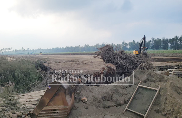 PROSES: Hasil galian alat berat di lokasi pembangunan latihan militer dan bendara, di Pantai Banongan Desa Wiringin Kecamatan Asembagus, Situbondo, Rabu (26/11).
