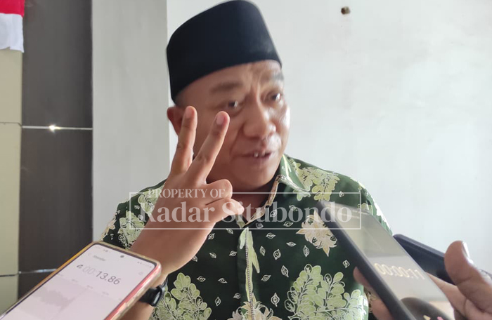 MENUGASKAN: Bupati Situbondo Yusuf Rio Wahyu Prayogo, meminta Fathor Rahman untuk ke surabaya melakukan koordinasi ke BKD Provinsi, Kamis (27/11).
