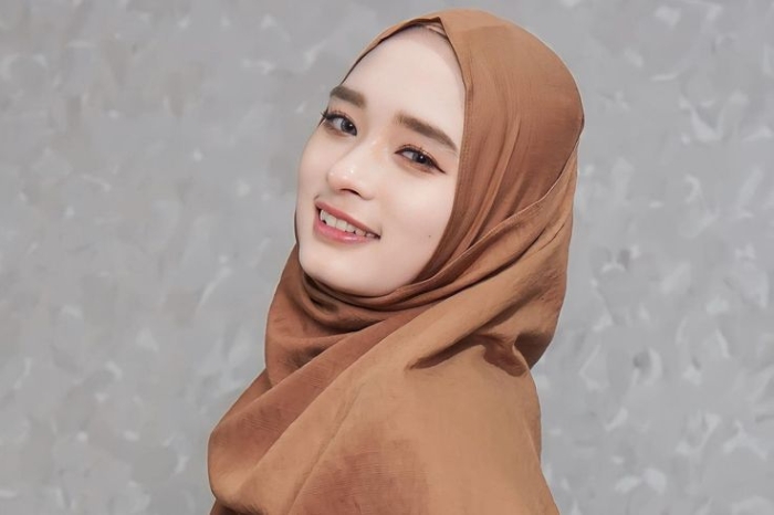 Kabar kedekatan Inara Rusli dengan seorang pria tersebar luas dan jadi sorotan.