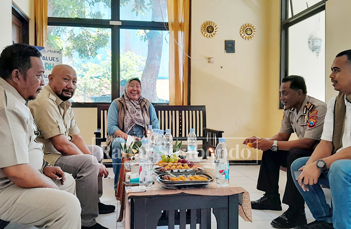 Anggota DPR RI, H Sumail Abdullah didampingi Anggota DPRD Situbonfo Jaenur Ridho dalam acara di Balai Desa Lamongan, Sabtu (30/11)