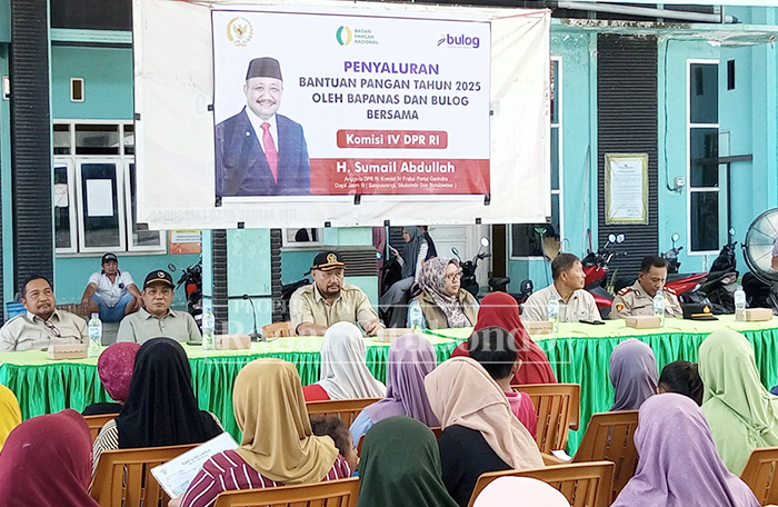 PANTAU PENYALURAN: H. Sumail Abdullah Anggota Komisi IV DPR RI, (tiga dari kiri) menghadiri penyaluran bantuan pangan (Bapang) oleh Bapanas, dan Bulog, di balai Desa Lamongan, Kecamatan Arjasa.
