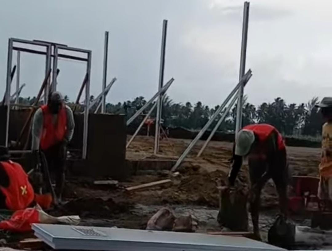Pekerja di Bandara Situbondo