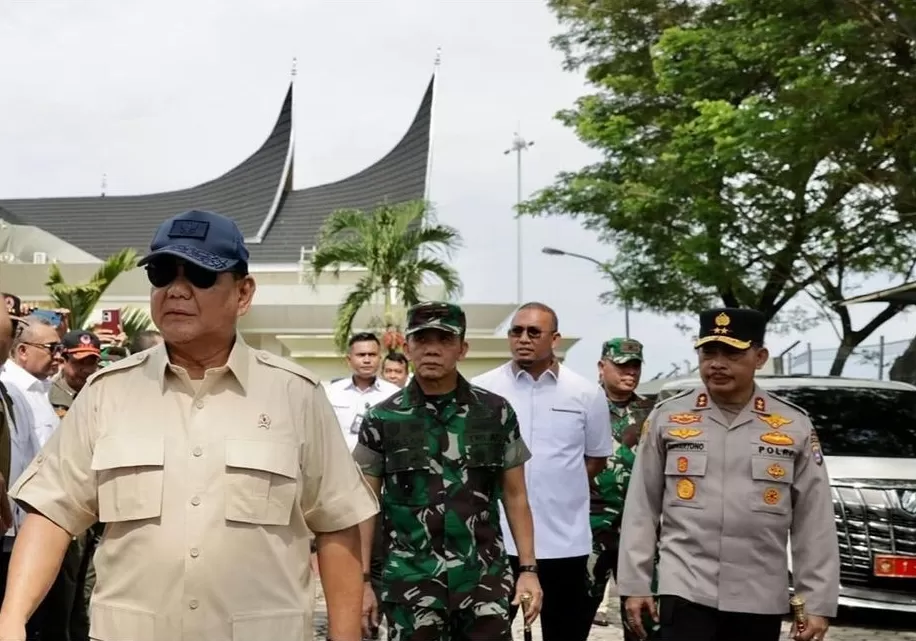Presiden Prabowo Subianto menjenguk masyarakat yang terdampak bencana banjir dan tanah longsor di Sumbar (1/12).