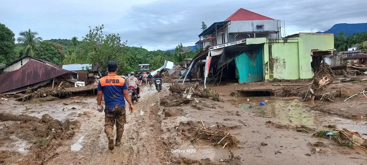 Bencana banjir bandang dan tanah longsor yang mengguncang Sumatera.