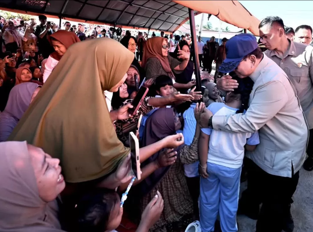 Presiden Prabowo meninjau langsung kondisi pengungsi korban banjir dan longsor di Padangpariaman, Sumatera Barat, Senin, 1 Desember 2025.