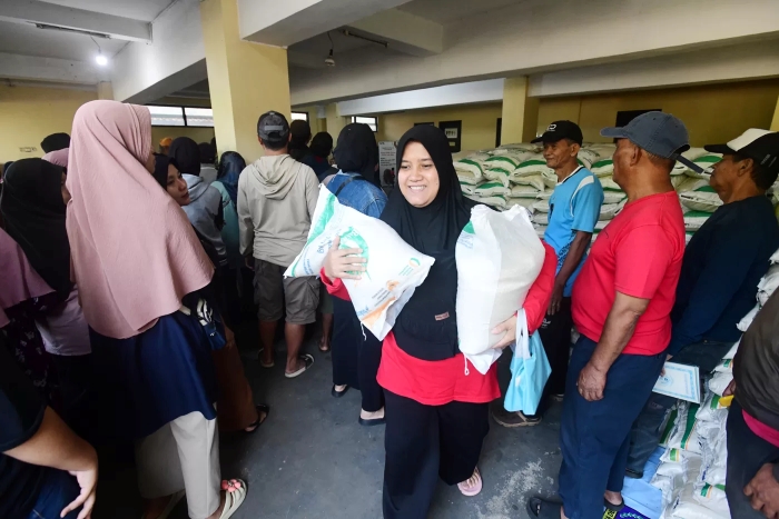 Beras 10 kg dan minyak goreng 4 liter dibagikan kepada penerima BPNT yang valid.