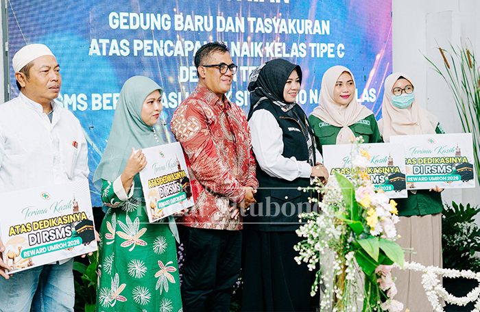 SUMRINGAH : Owner RS Mitra Sehat Situbondo, Imam Hidayat, S.Kep, M.Kes menyerahkan reward kepada empat karyawan/karyawati berupa pakek umrah.
