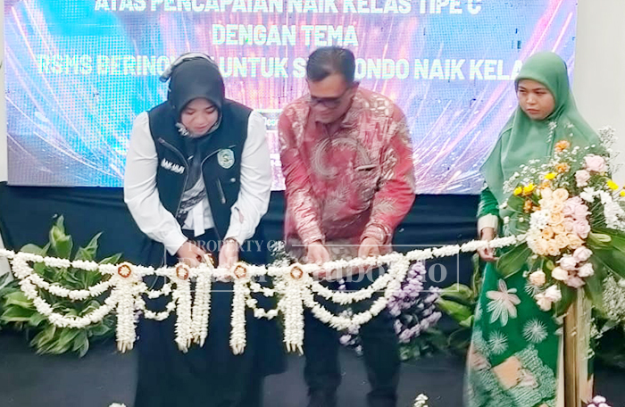 SEREMONIAL: Wakil Bupati Situbondo, Ulfiyah, memotong pita peresmian gedung baru &lsquo; Ar-Rahman&rsquo; berlantai tiga milik Rumah Sakit Mitra Sehat Situbondo (RSMS), Rabu (3/12).