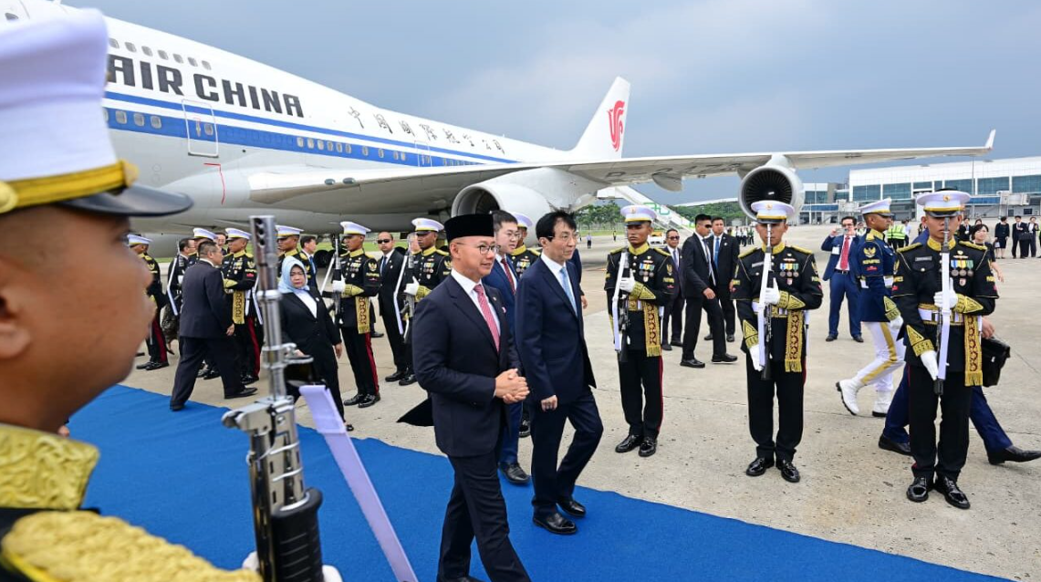 Kedatangan Ketua MPR China Wang Huning di Bandara Soekarno-Hatta (3/12).