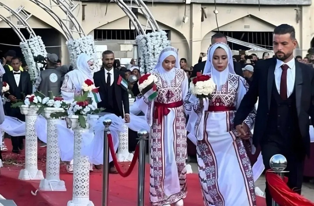 Pernikahan massal di Gaza (2/12).