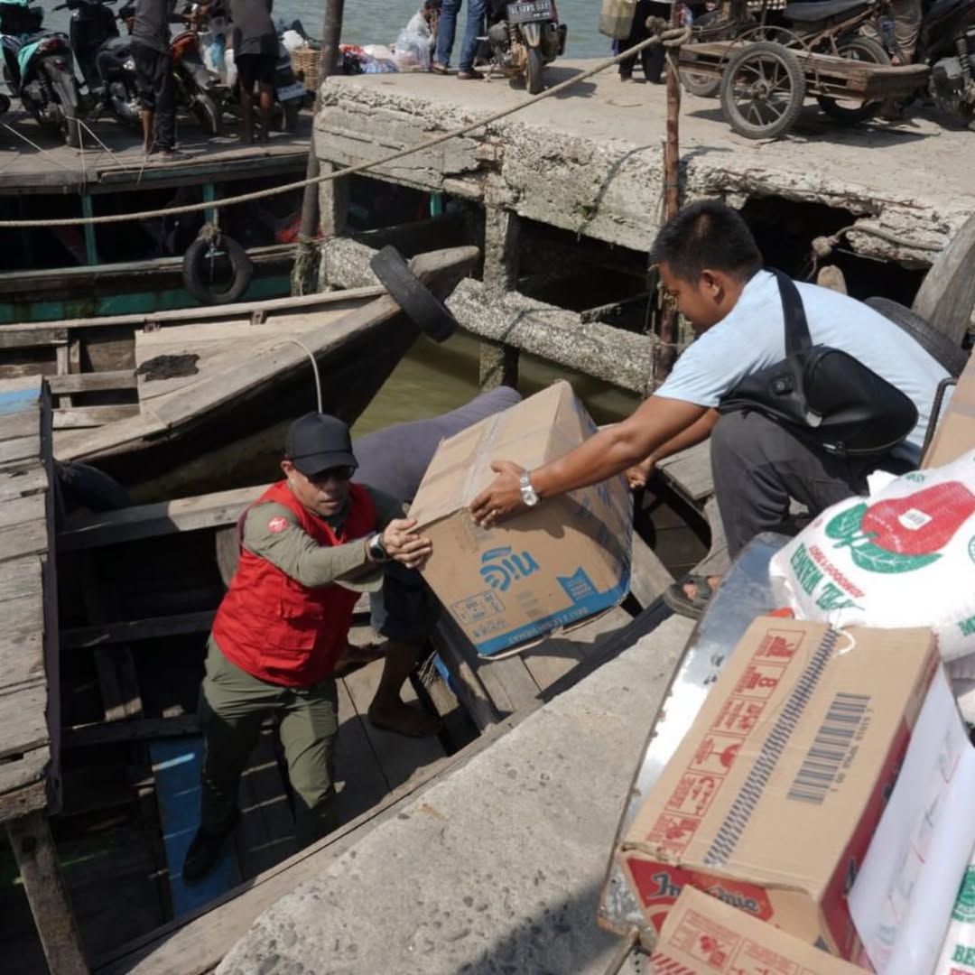 Bantuan logistik bagi korban yang terdampak bencana banjir bandang di Sumatera.
