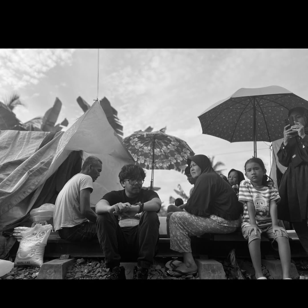 Ferry Irwandi mengunjungi pengungsian korban bencana banjir bandang dan tanah longsor di Pulau Sumatera (4/12).