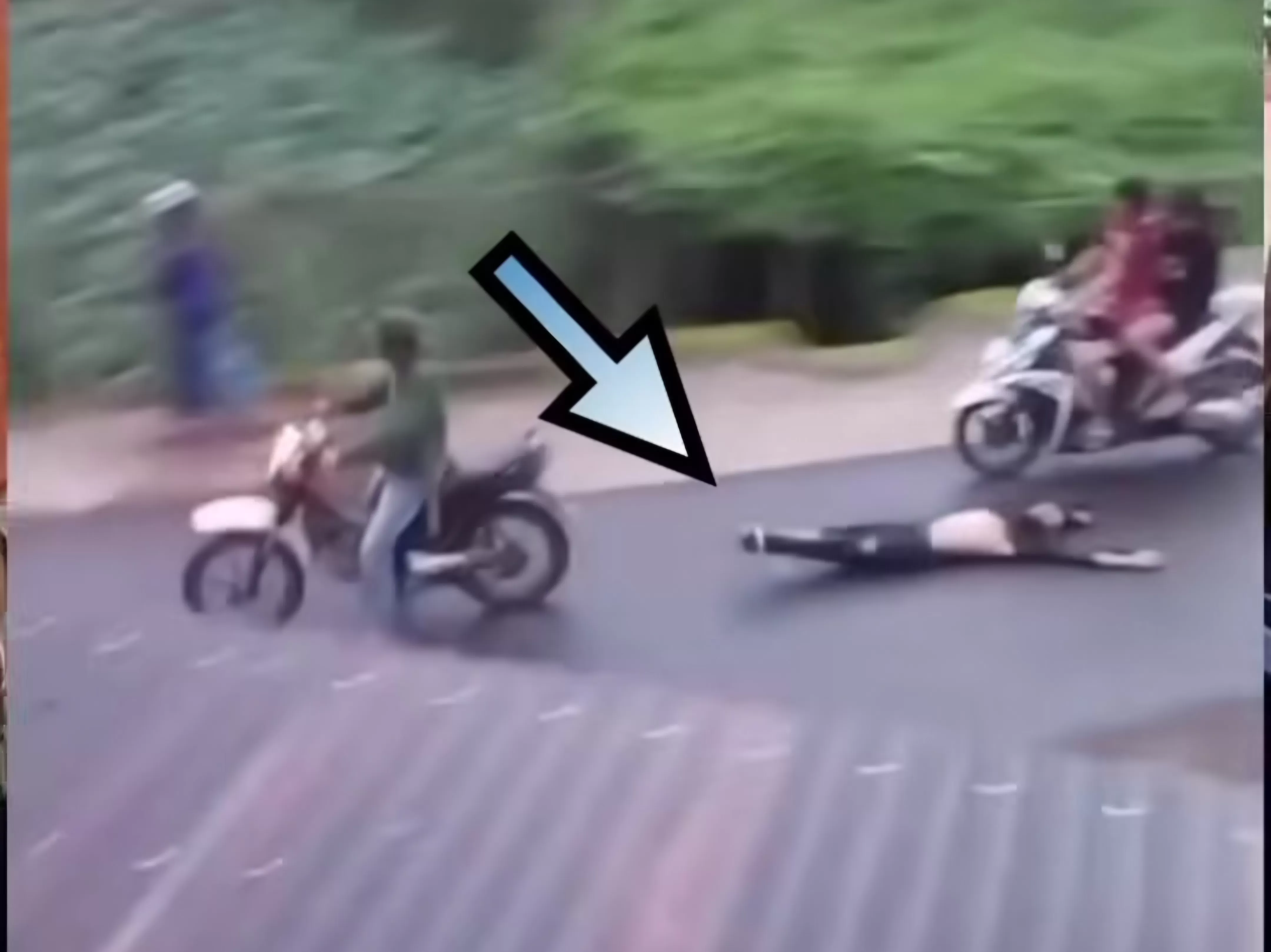 Detik-detik video viral aksi main hakim sendiri oleh warga terhadap diduga pelaku rudapaksa di Kabupaten Gowa.