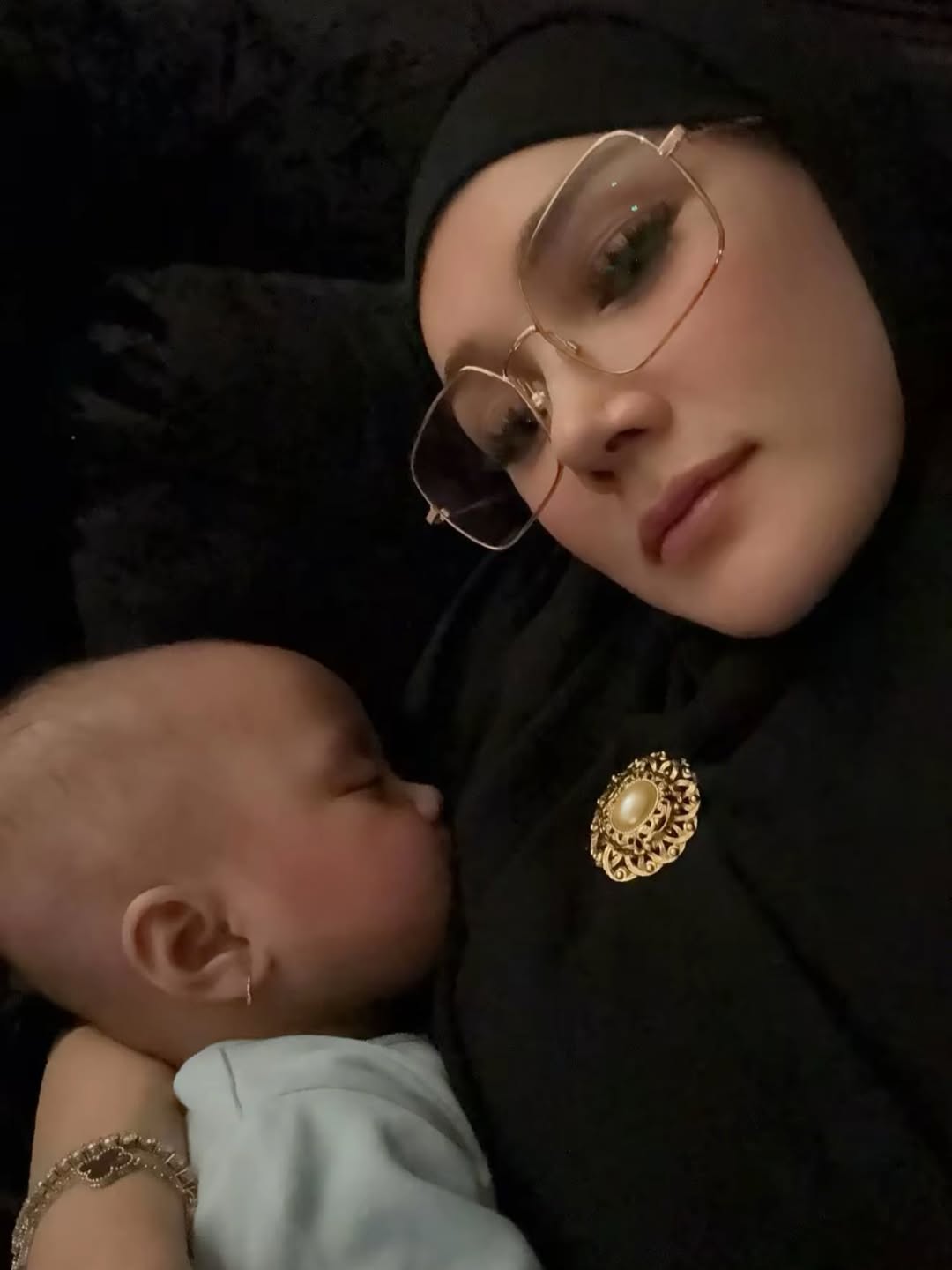 Foto Mulan Jameela bersama anak adopsinya.